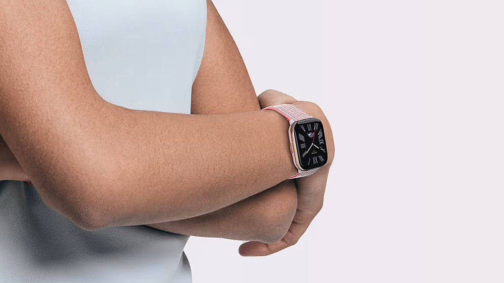 Detail na ruku s nasazenými hodinkami Amazfit Active_04