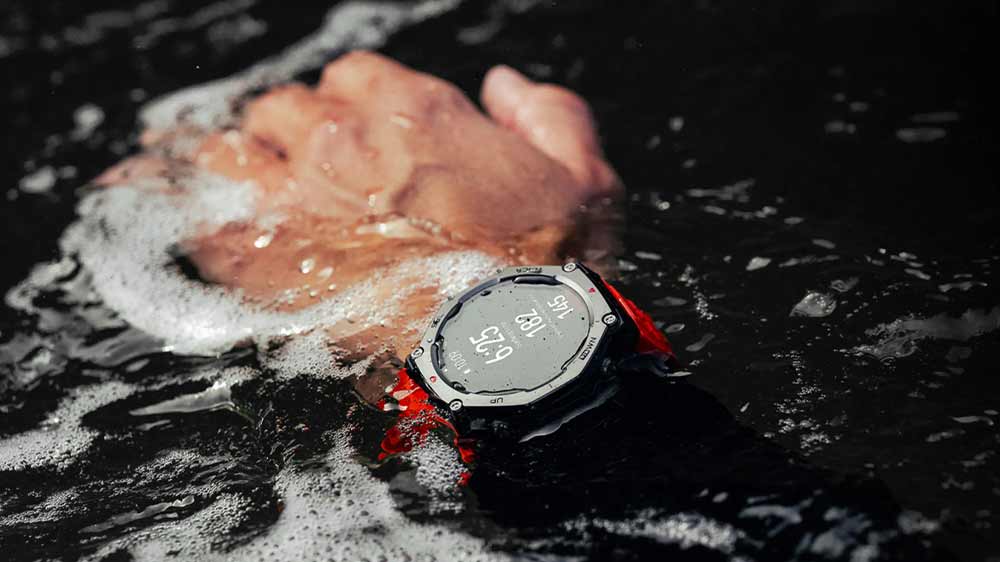 Ruka s chytr&yacute;mi hodinkami Amazfit T-Rex 3 ve vodě_02