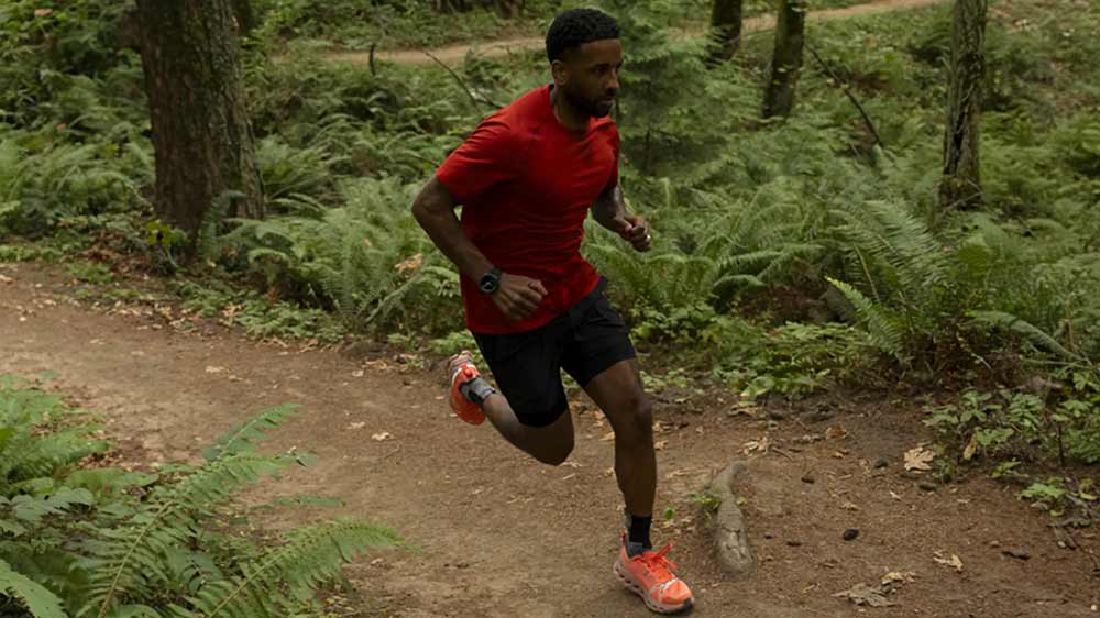 Muž běž&iacute; lesem s chytr&yacute;mi hodinkami Amazfit T-Rex 3_04