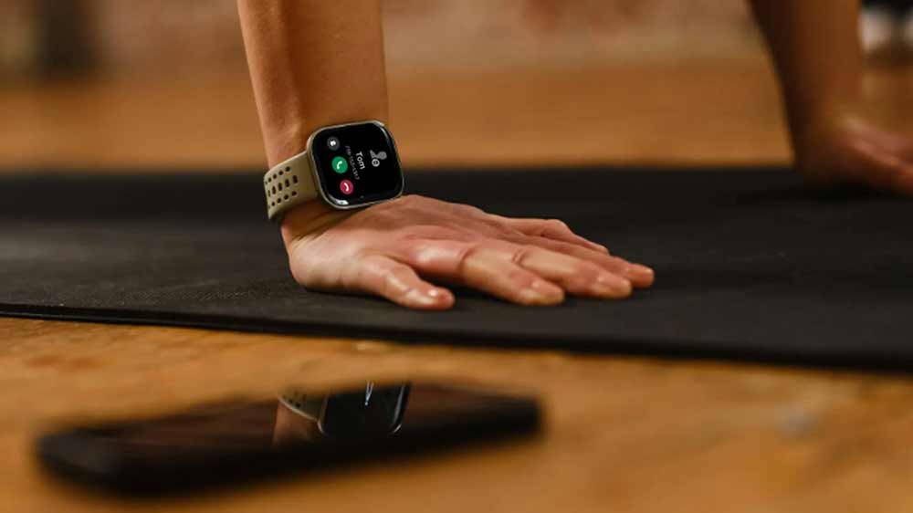 Chytr&eacute; hodinky Amazfit Bip 6 oznamuj&iacute; př&iacute;choz&iacute; hovor_03