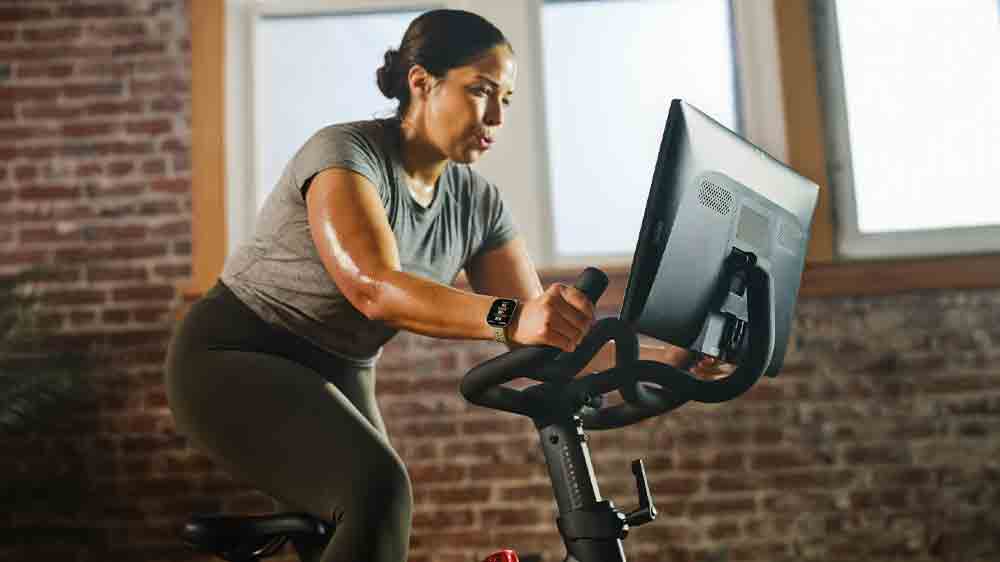 Žena s hodinkami Amazfit Bip 6 při spinningu_03