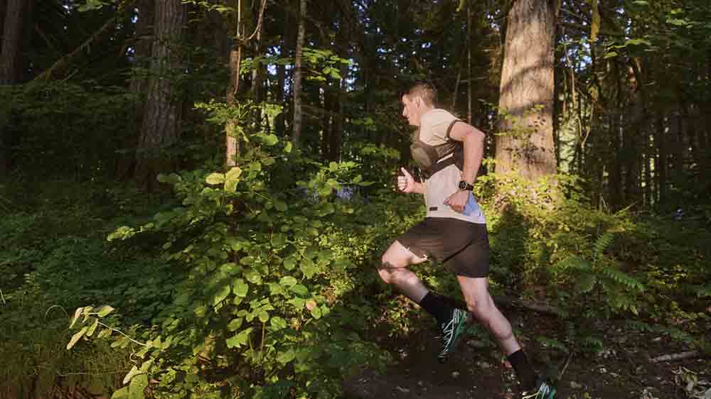 Muž bežiaci v lese_03