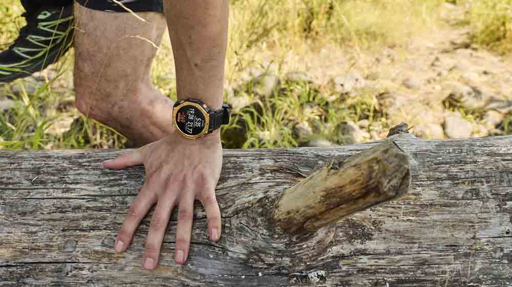 Muž opieraj&uacute;ci sa o kufor s detailom na hodink&aacute;ch Amazfit T-Rex 3 Pro_04