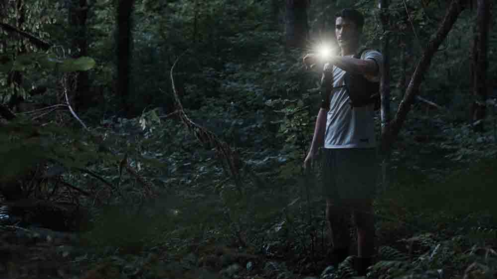 Muž v lese použ&iacute;va baterku v hodink&aacute;ch_05