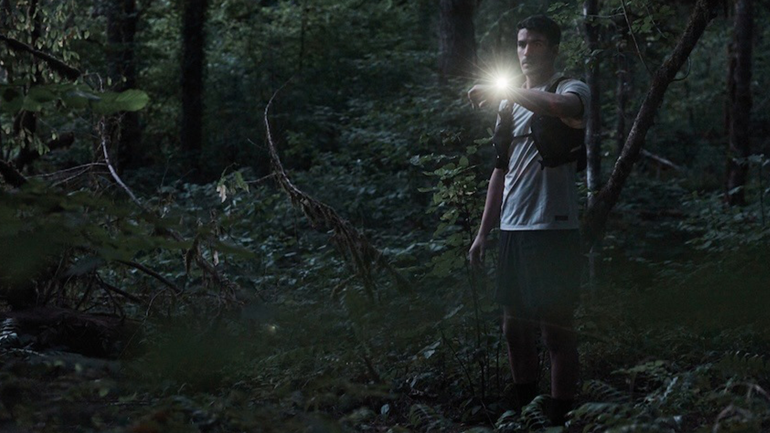 Muž si svieti hodinkami Amazfit T-Rex 3 Pro