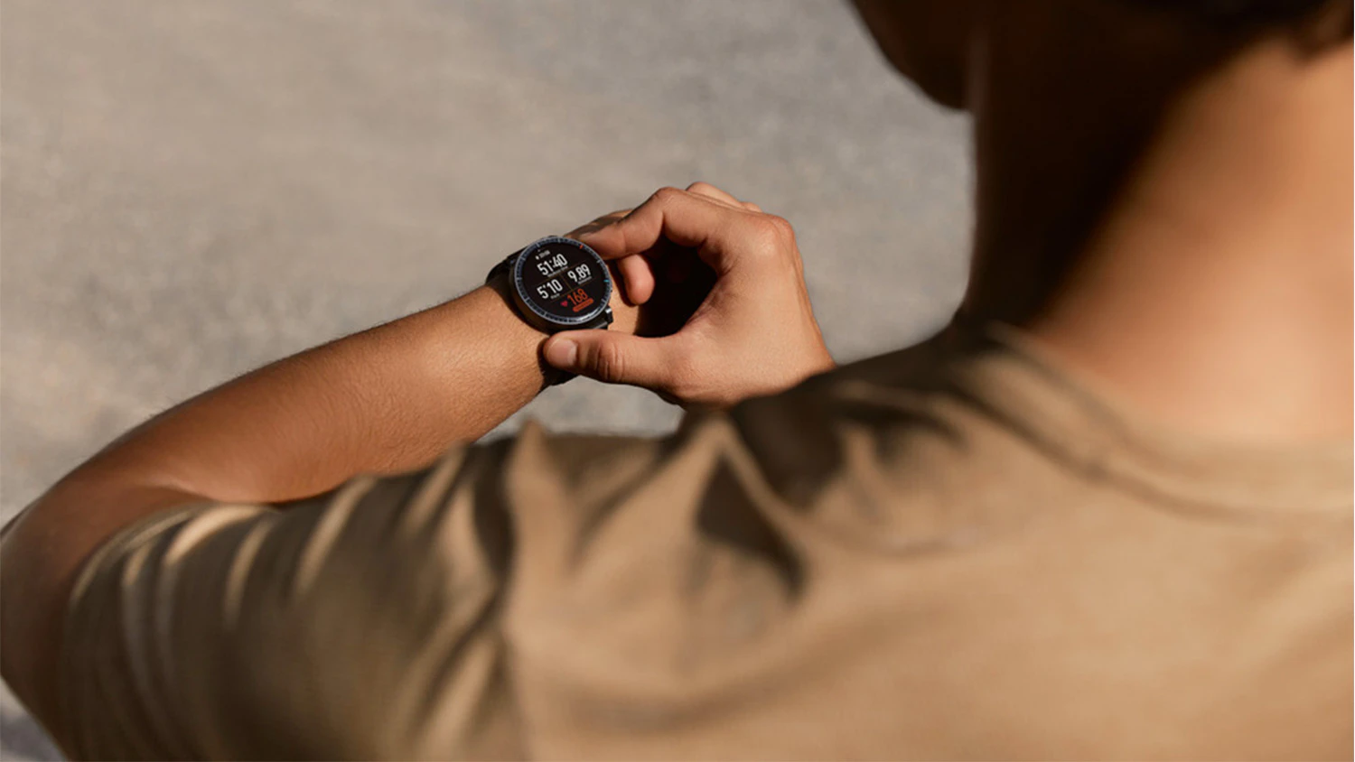Muž pozer&aacute; na hodinky Amazfit na svojom z&aacute;p&auml;st&iacute;