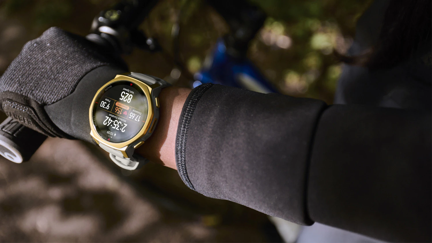 Hodinky Amazfit T-Rex 3 Pro na ruce cyklisty