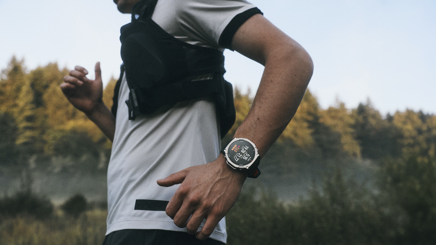 Člověk běžící s hodinkami Amazfit T-Rex 2 Ultra