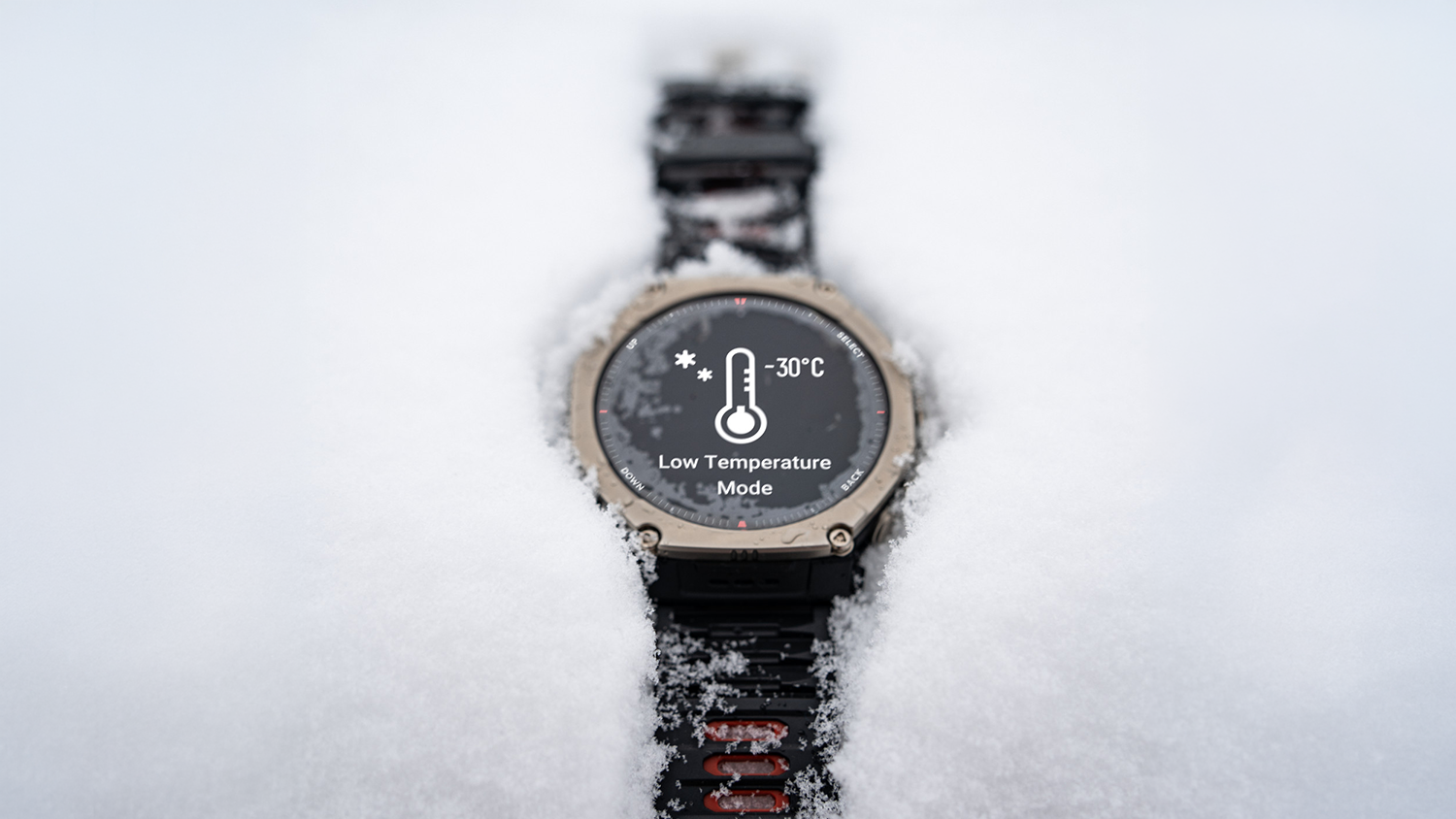Chytré hodinky Amazfit T-Rex 2 Ultra ležící ve sněhu