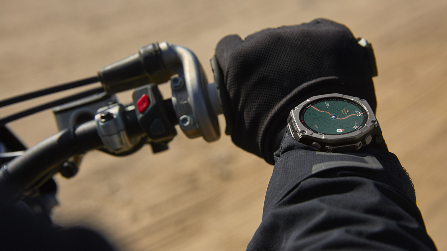 Člověk na motorce s hodinkami Amazfit T-Rex Ultra 2 na ruce