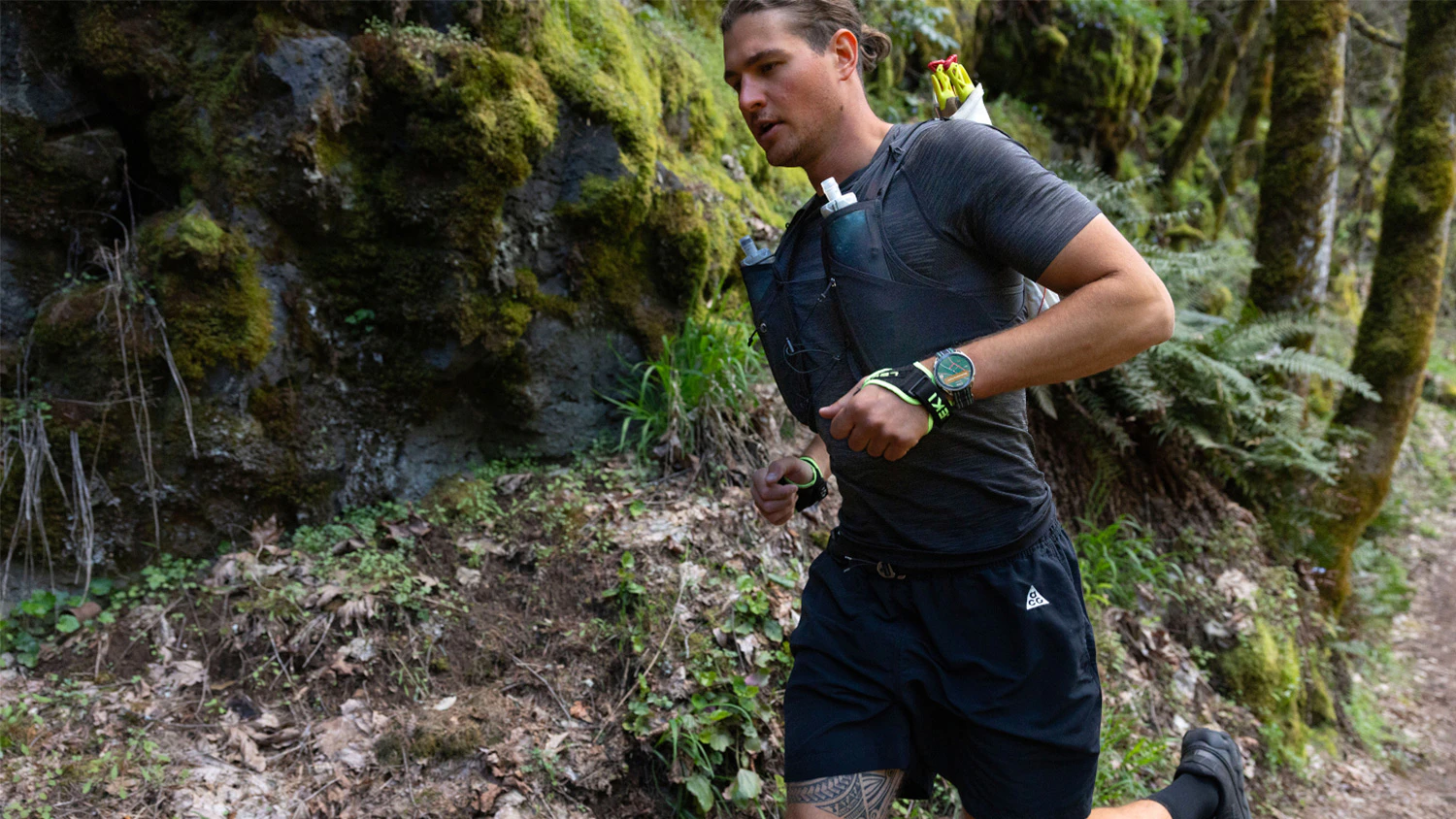 Muž s hodinkami Amazfit Cheetah 2 Ultra