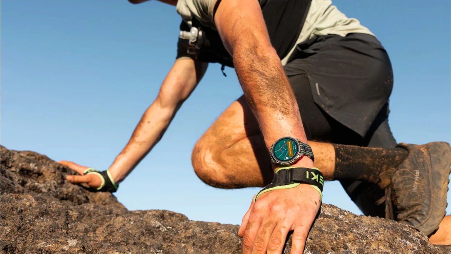 Muž s hodinkami Amazfit Cheetah 2 Ultra