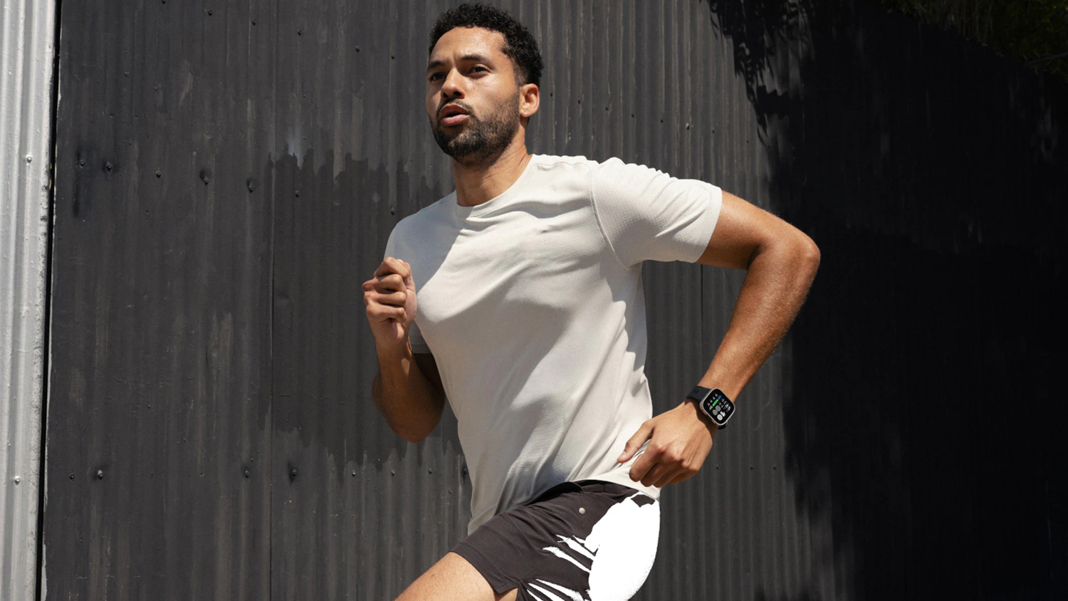 Muž sportuje s chytr&yacute;mi hodinkami Amazfit Bip Max