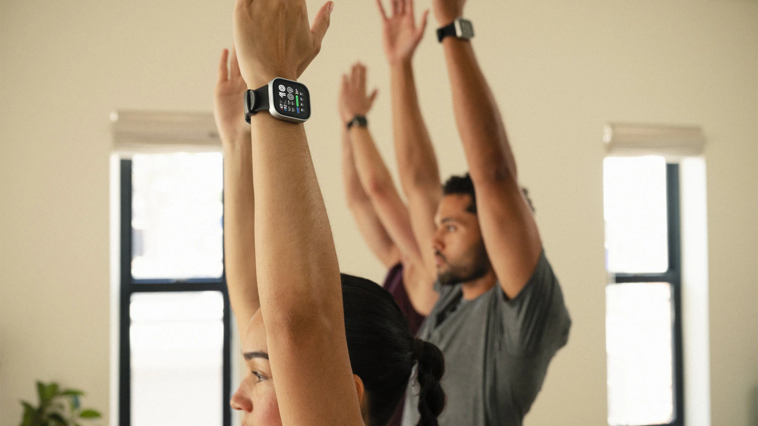 Žena a muž při cvičen&iacute; s chytr&yacute;mi hodinkami Amazfit
