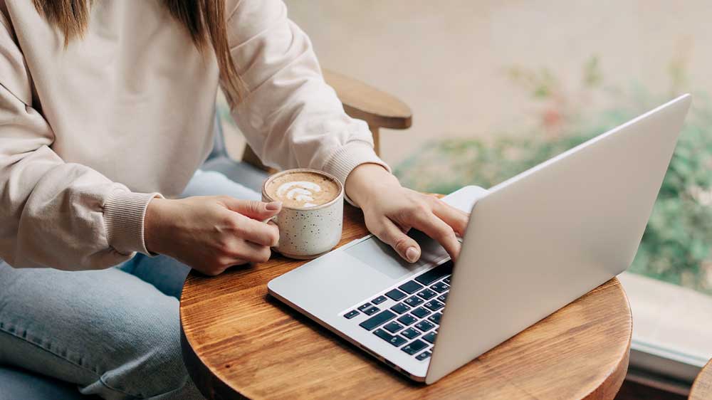 Žena pracující na Macbook Air_02