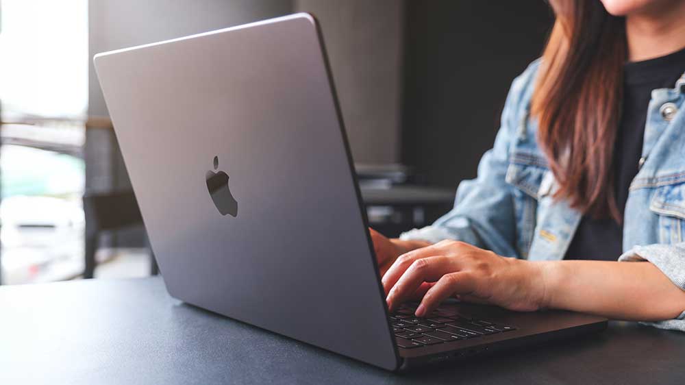 Žena pracující na Macbook Pro_02