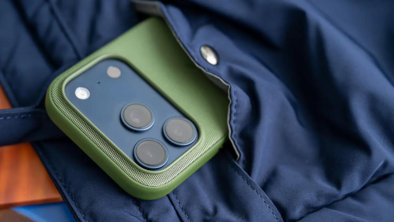 iPhone 17 Pro v zelen&eacute;m obalu