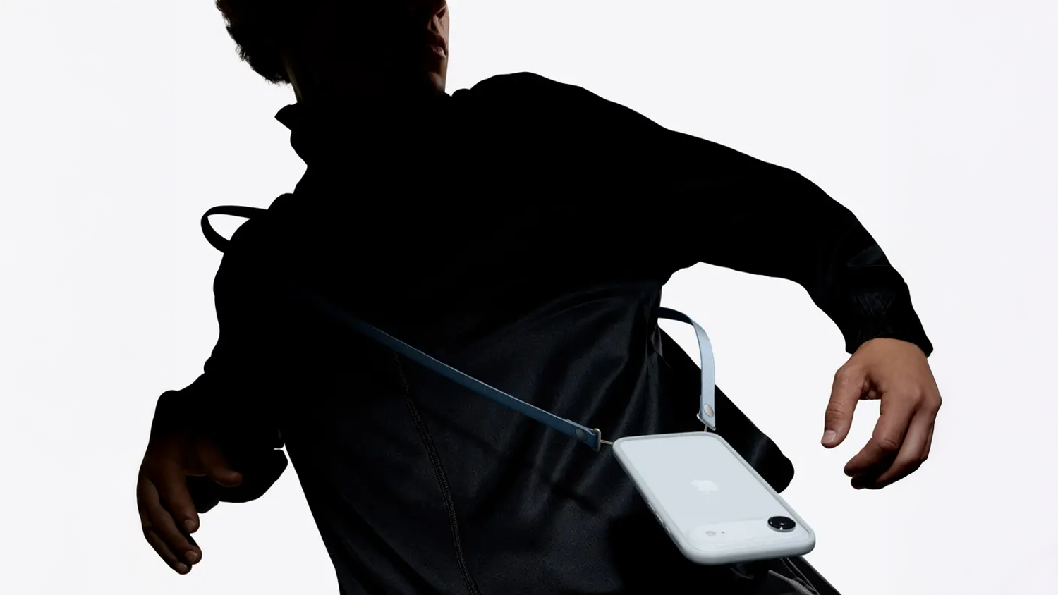 Muž s iPhonem připevněným na popruhu Apple Strap Black (MGGL4ZM/A)