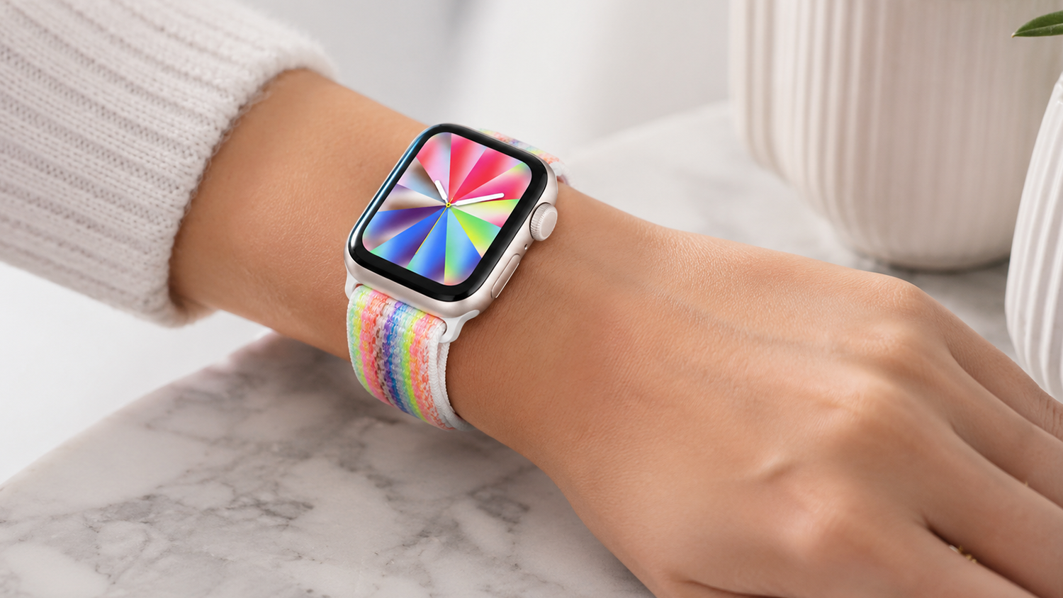 Žensk&aacute; ruka s řem&iacute;nkem Pride Edition Sport Loop
