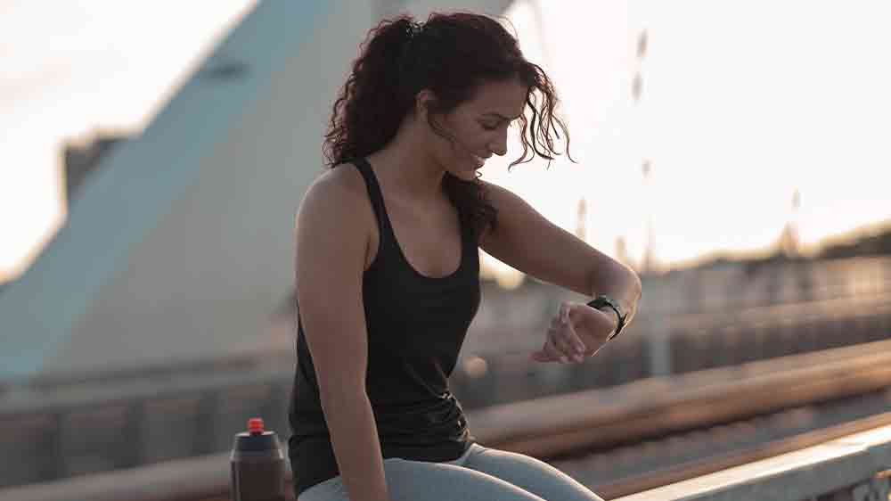 Žena s chytrými hodinkami při sportu_02