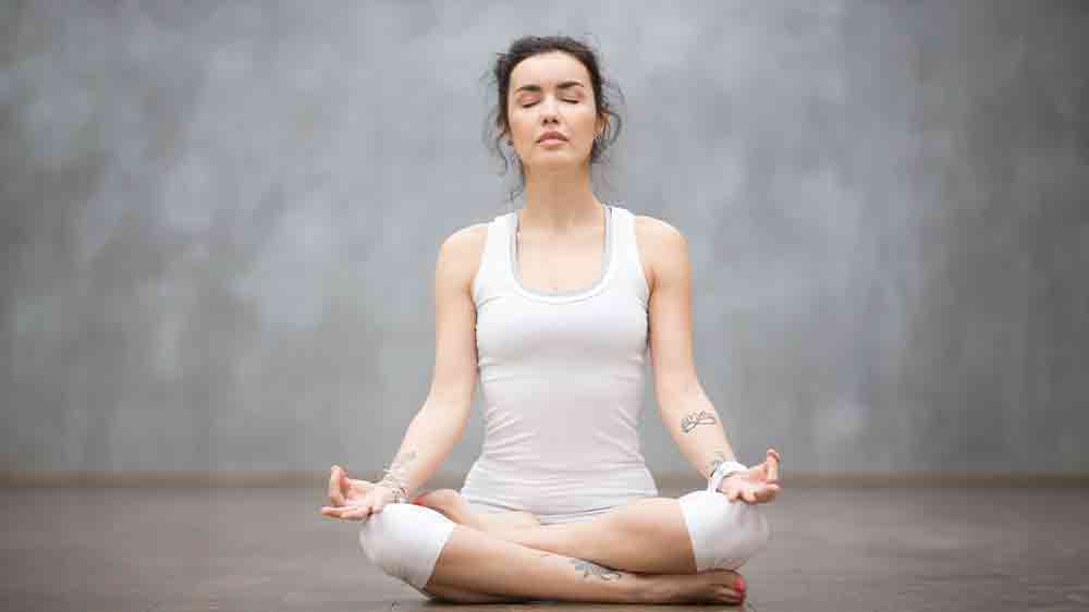 Žena cvičí jógu s chytrými hodinkami_03