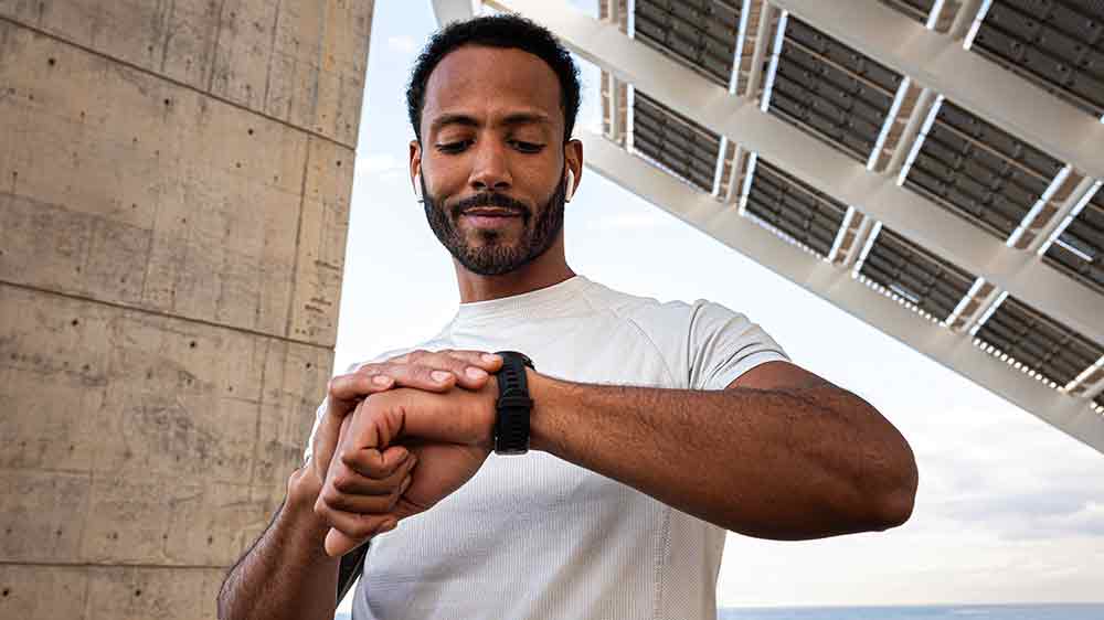 Muž ovl&aacute;daj&iacute;c&iacute; chytr&eacute; hodinky_02