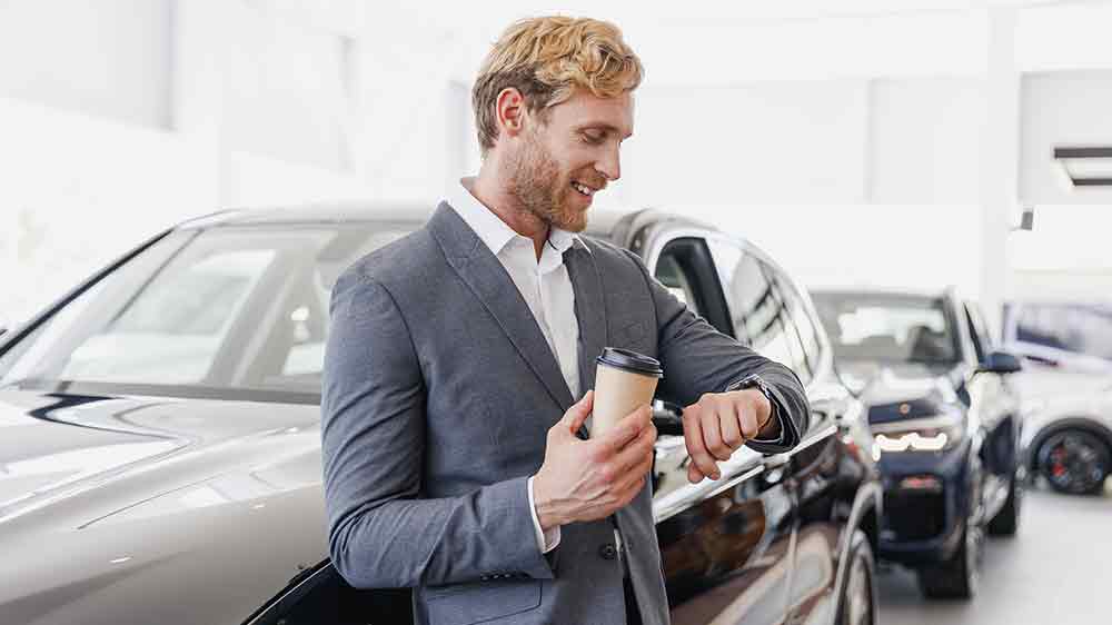 Muž v obleku d&iacute;vaj&iacute;c&iacute; se na hodinky_04