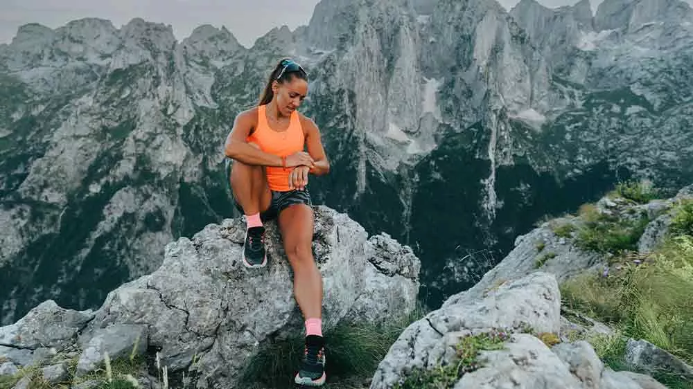Žena na hor&aacute;ch sleduje chytr&eacute; hodinky_03