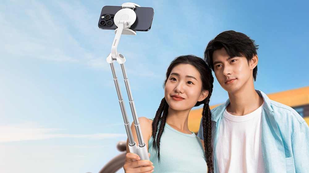 Dvojice používající při focení selfie tyč Baseus TechShot_02