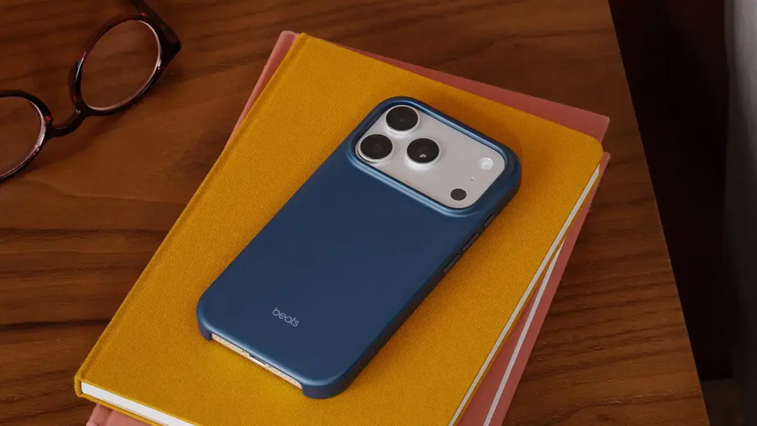 Telefon v krytu Beats iPhone 17.