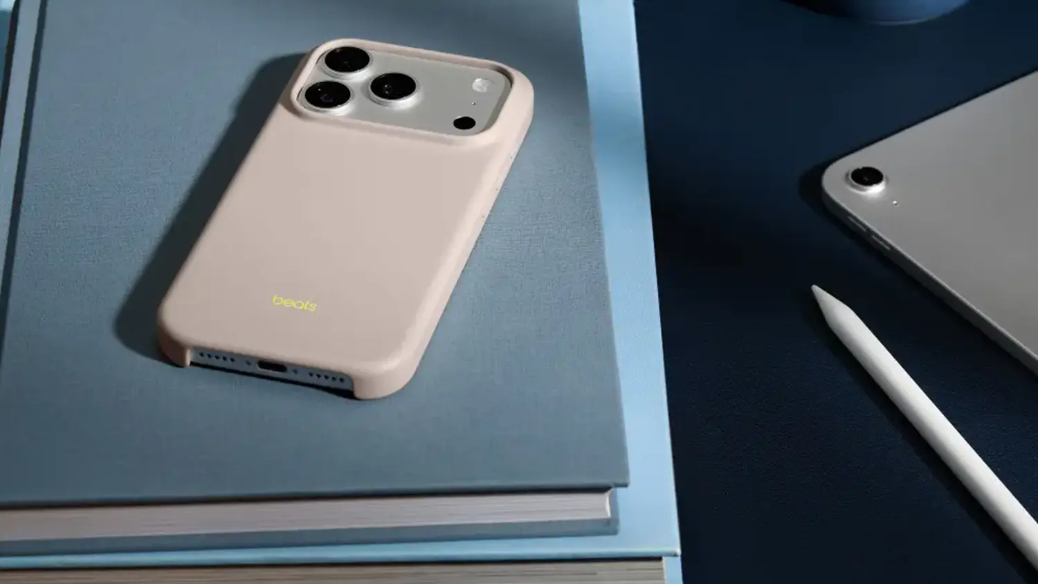 Telefon v krytu Beats iPhone 17.