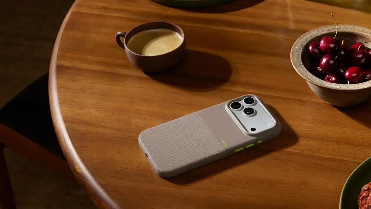 Telefon v krytu Beats Rugged Case.