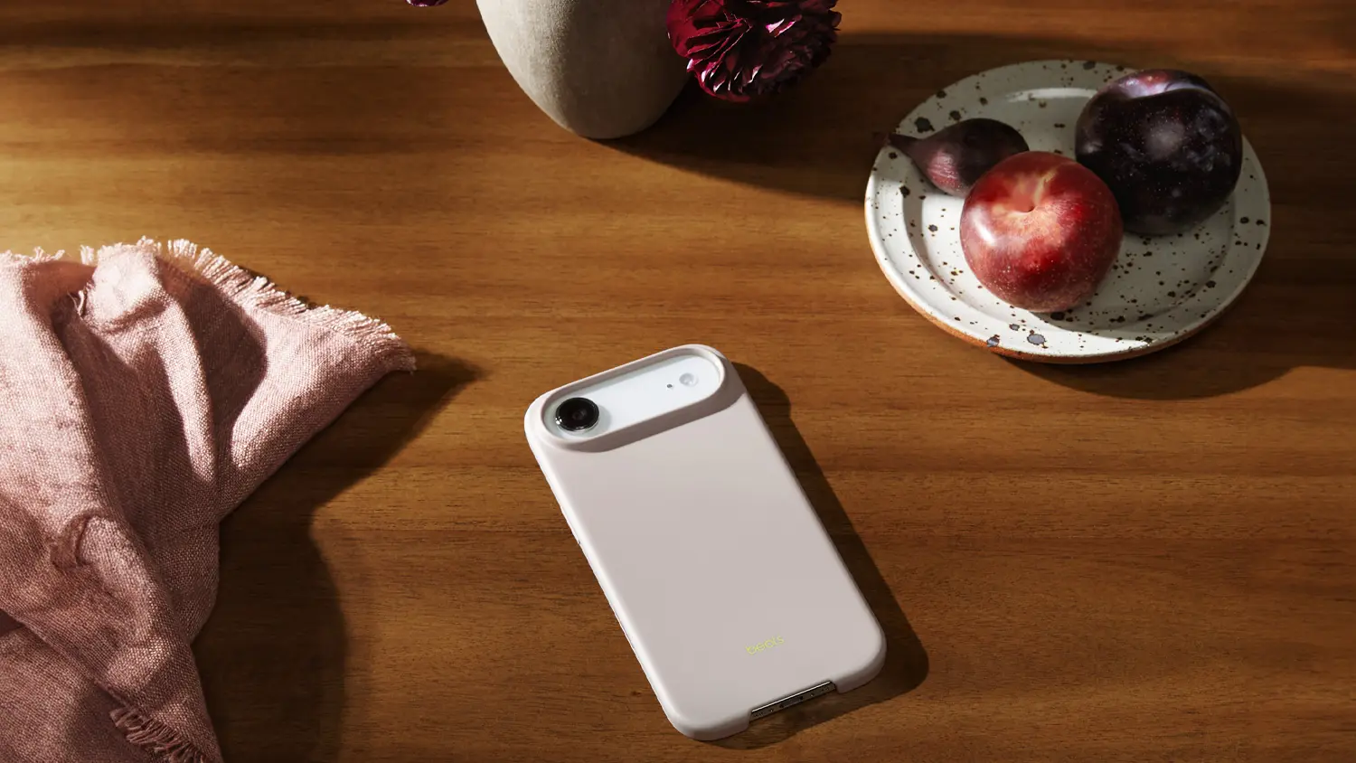 Telefon v krytu Beats iPhone Air Case MS na stole_02
