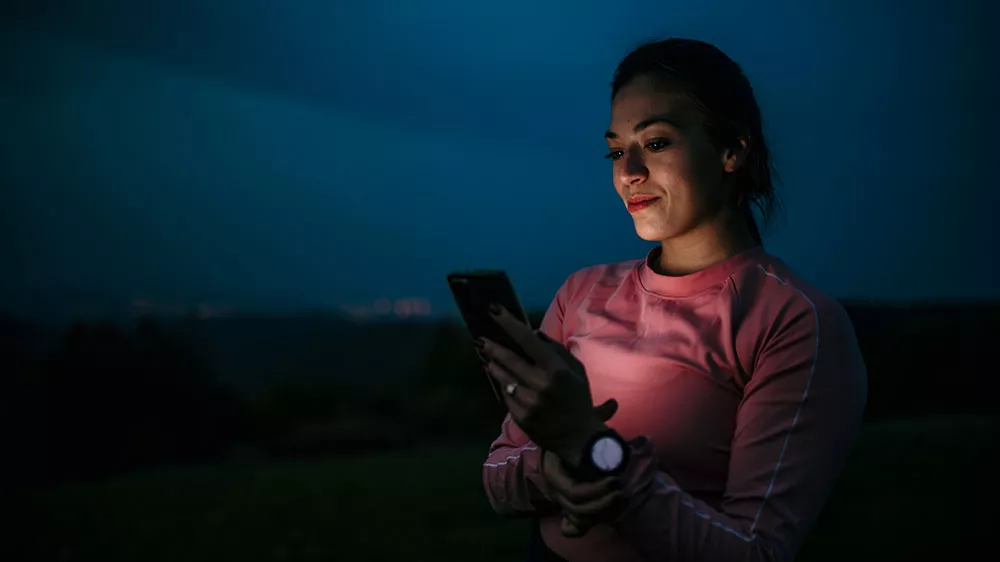 Žena při nočn&iacute;m běhu využ&iacute;v&aacute; hodinky Canyon Semifreddo a telefon_04
