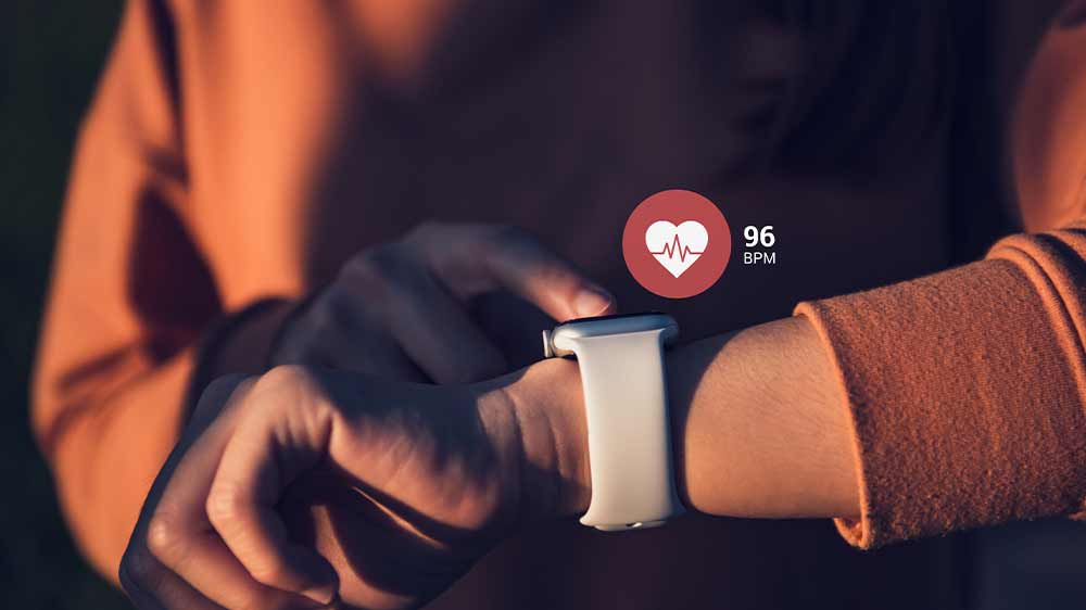 Chytré hodinky světlé barvy nasazené na zápěstí s grafickým znázorněním sledování životních funkcí_04