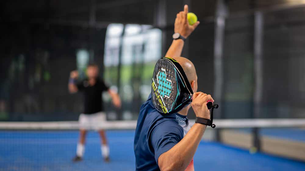 Muž hrá tenis se smart hodinkami Carneo Phoenix HR+ 2nd gen._02