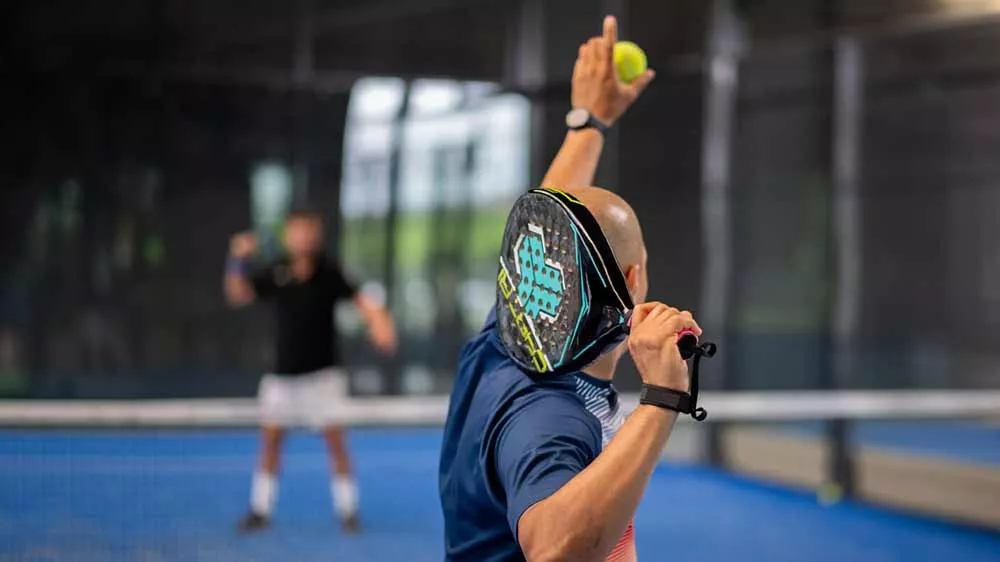 Muž hrá tenis se smart hodinkami Carneo Phoenix HR+ 2nd gen._02