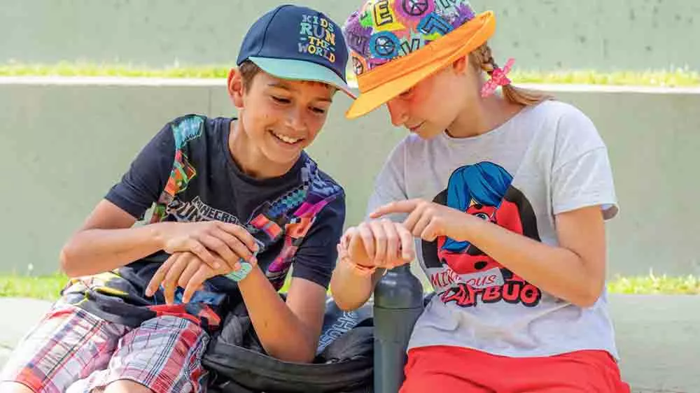 Děti a chytrými hodinkami Carneo GUARDKID+ 4G ULTRA na zápěstí_02