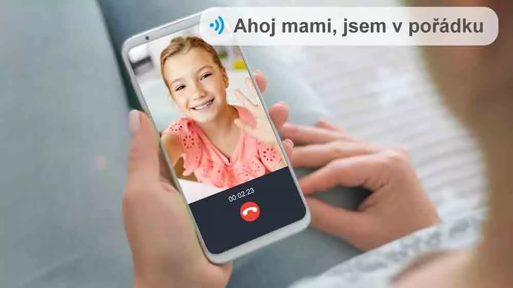 Mladá dívka ve videohovoru přes chytré hodinky_05