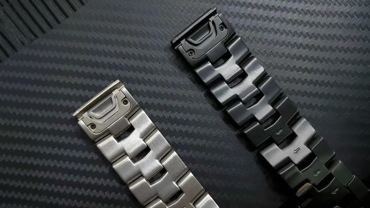 Titanový řemínek na hodinky Cube1 pro Garmin v barevných variantách na stole