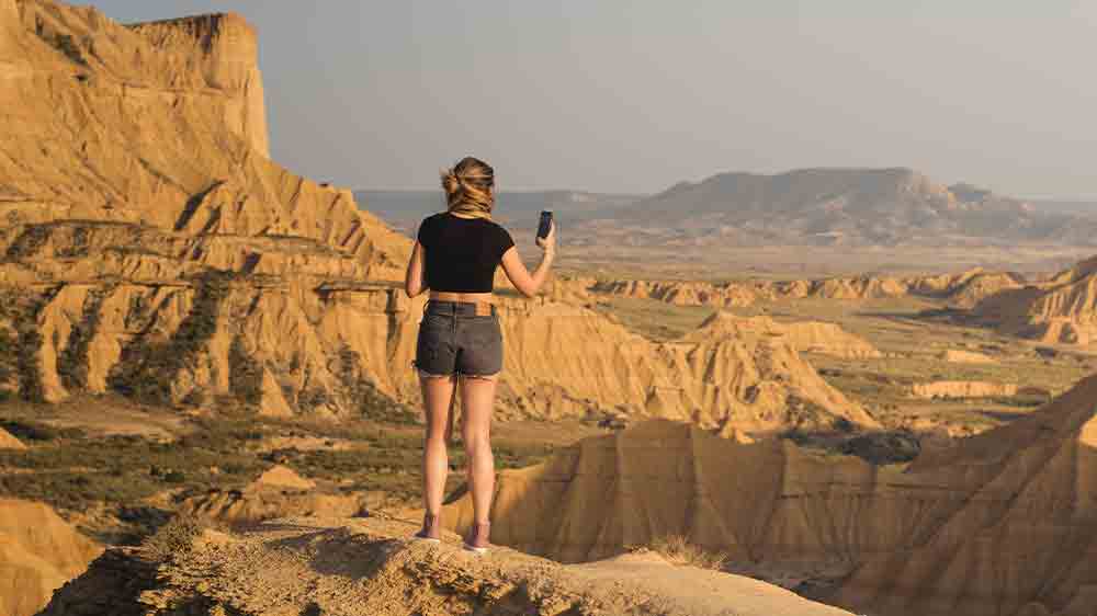 Žena fotí mobilom v púšti
