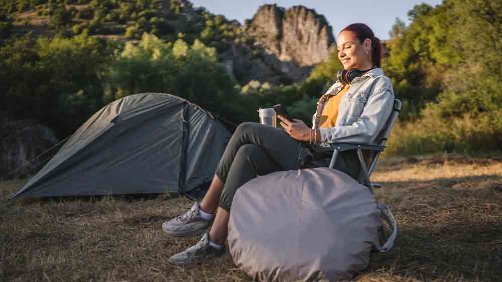 Kempujúca žena s mobilným telefónom v ruke_02