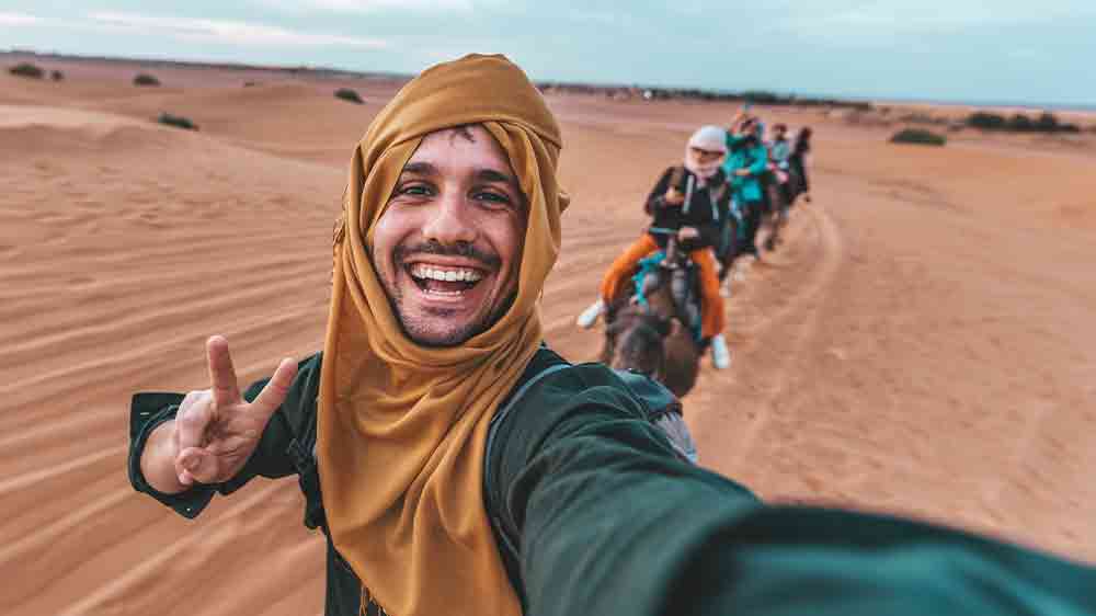 Muž si fotí selfie v púšti_04