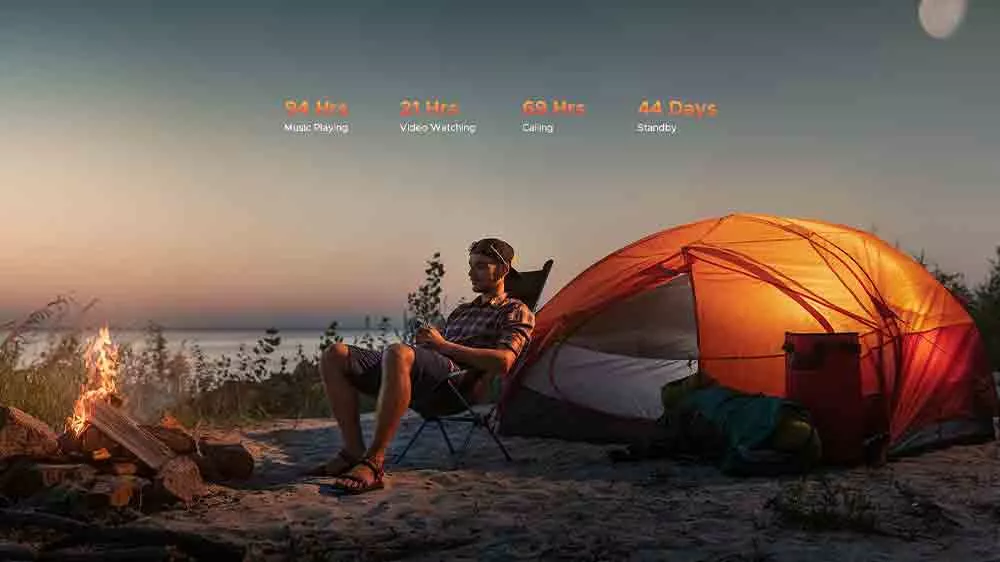 Muž sedí v přírodě vedle stanu a v ruce má odolný telefon Doogee Fire 5 3/64GB Blaze_02