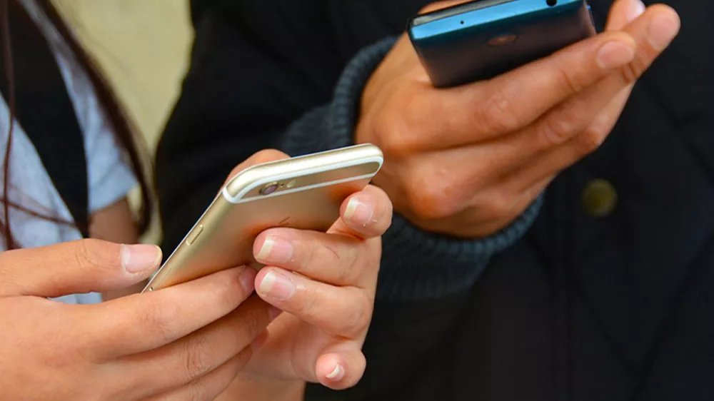 Ruce drž&iacute;c&iacute; mobiln&iacute; telefon Sencor ELEMENT P032S_04