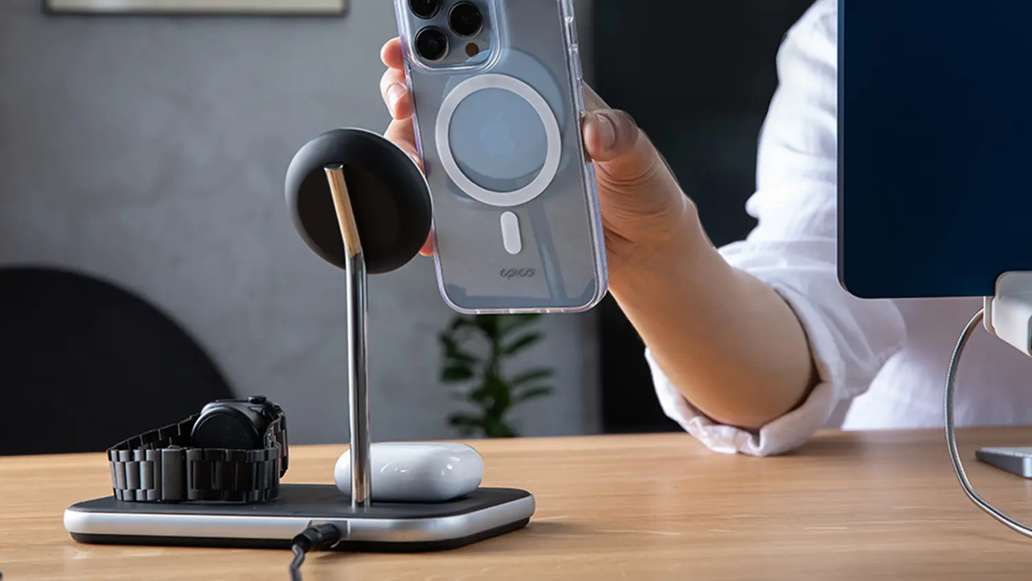 Nab&iacute;jen&iacute; mobiln&iacute;ho telefonu, hodinek a sluch&aacute;tek pomoc&iacute; bezdr&aacute;tov&eacute; nab&iacute;ječky.