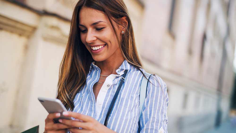 Žena venku s mobilem_02