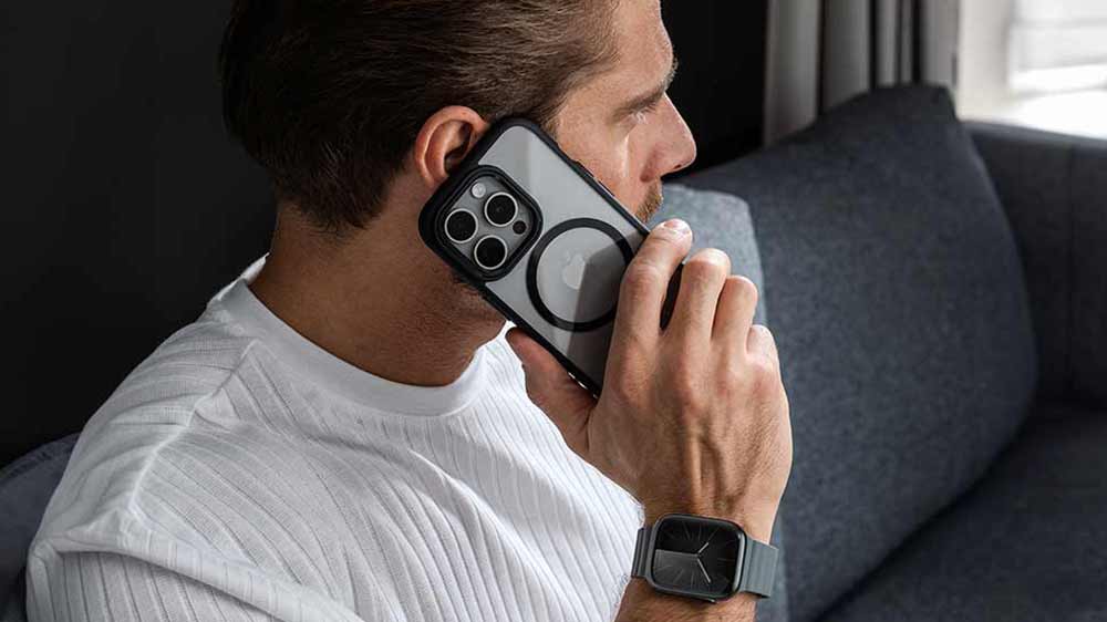 Muž volaj&iacute;c&iacute; na telefonu s krytem Epico Mag+ Hero Case_02