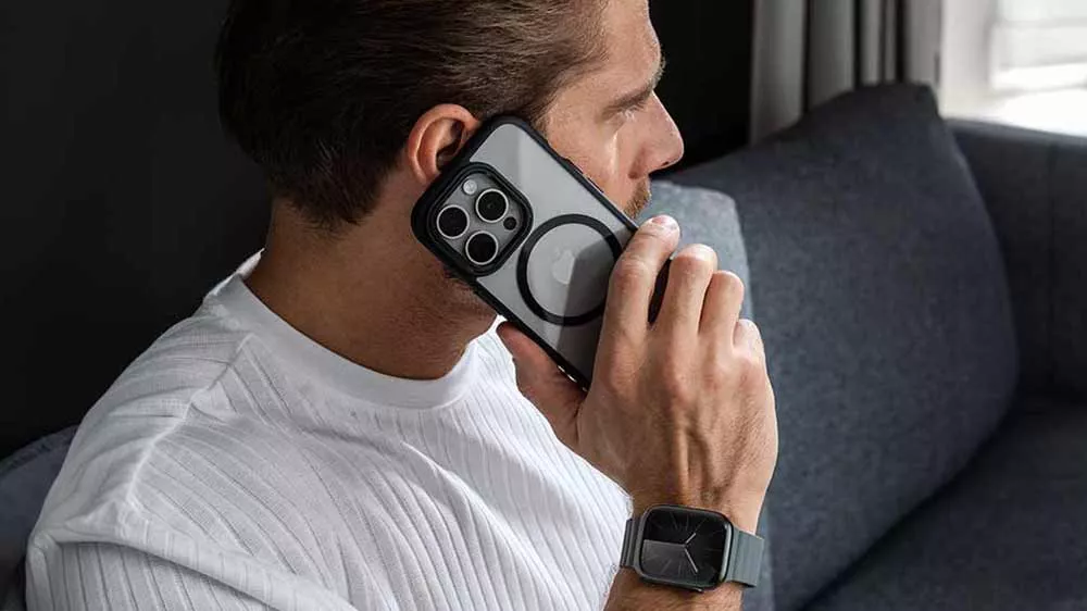 Muž volaj&iacute;c&iacute; na telefonu s krytem Epico Mag+ Hero Case_02