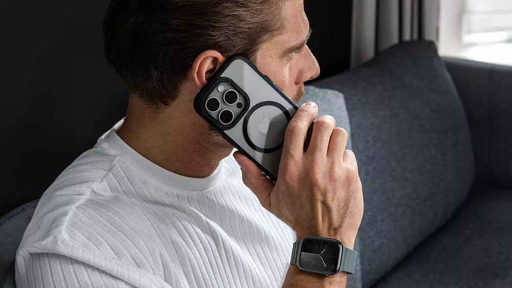 Muž volaj&iacute;c&iacute; na telefonu s krytem Epico Mag+ Hero Case_02
